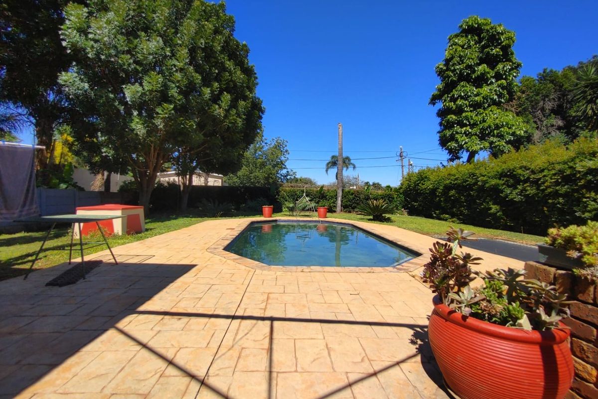 Spacious Family Home with Flatlet, Huge Garage, and Top-Notch Entertainment Areas - Photo 2