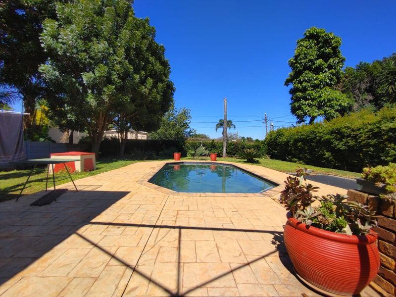 Spacious Family Home with Flatlet, Huge Garage, and Top-Notch Entertainment Areas - Photo 2