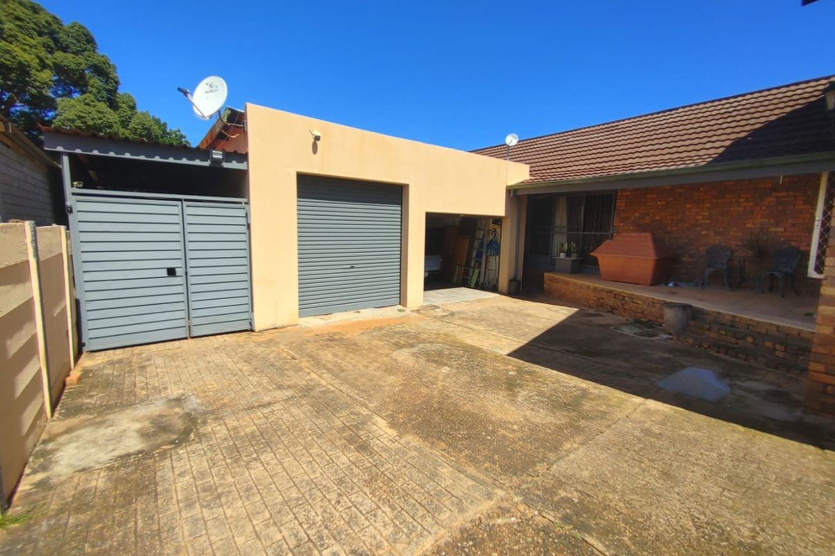 Spacious Family Home with Flatlet, Huge Garage, and Top-Notch Entertainment Areas - Photo 3