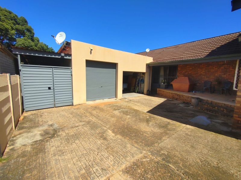 Spacious Family Home with Flatlet, Huge Garage, and Top-Notch Entertainment Areas - Photo 3