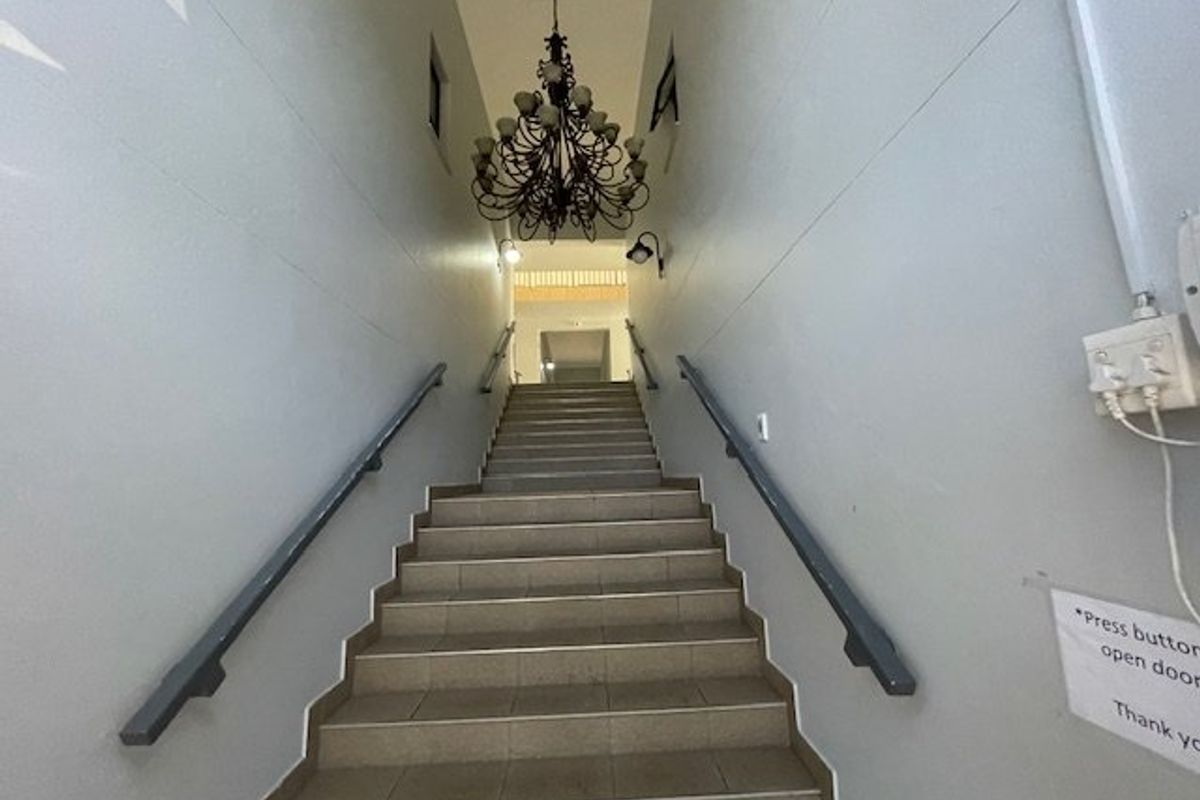 Charming 2-Bedroom, 2-Bathroom Corner Unit  - Photo 2