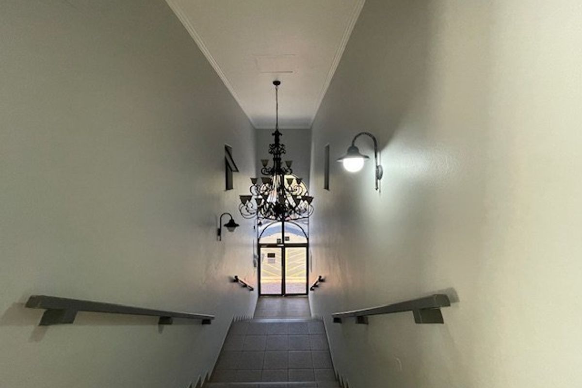 Charming 2-Bedroom, 2-Bathroom Corner Unit  - Photo 3