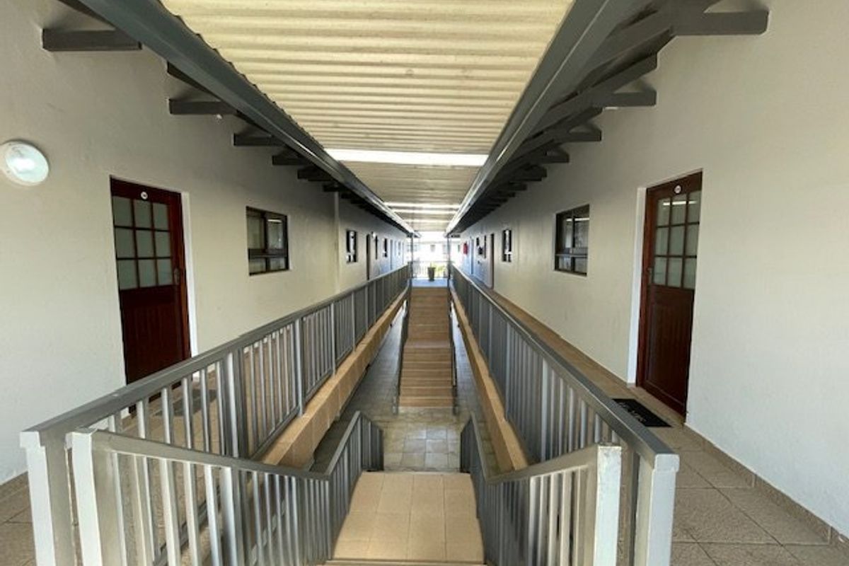 Charming 2-Bedroom, 2-Bathroom Corner Unit  - Photo 4