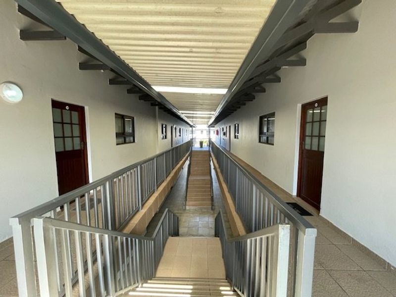 Charming 2-Bedroom, 2-Bathroom Corner Unit  - Photo 4