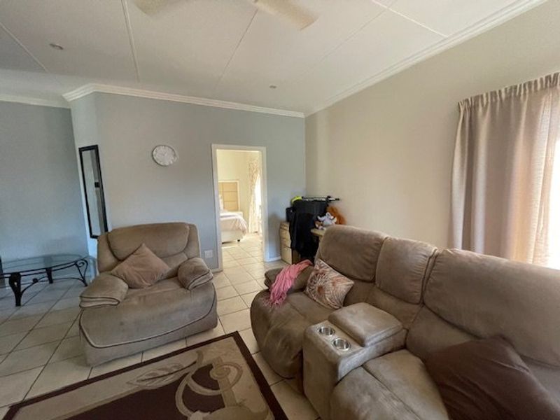 Charming 2-Bedroom, 2-Bathroom Corner Unit  - Photo 8