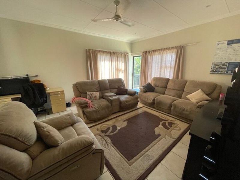 Charming 2-Bedroom, 2-Bathroom Corner Unit  - Photo 7