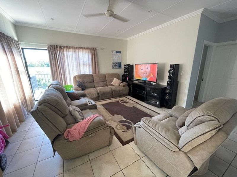 Charming 2-Bedroom, 2-Bathroom Corner Unit  - Photo 6