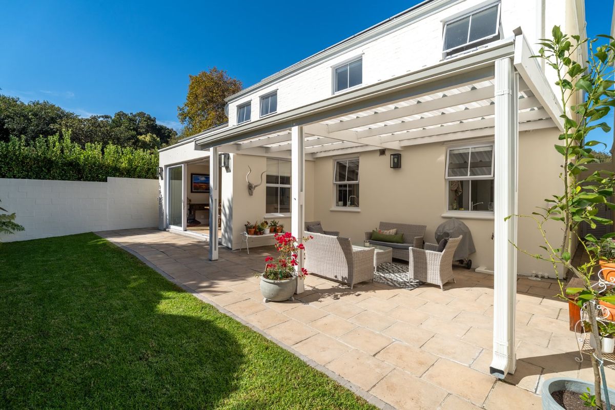 Modern Comfort Meets Peace of Mind in Upper Wynberg - Photo 2