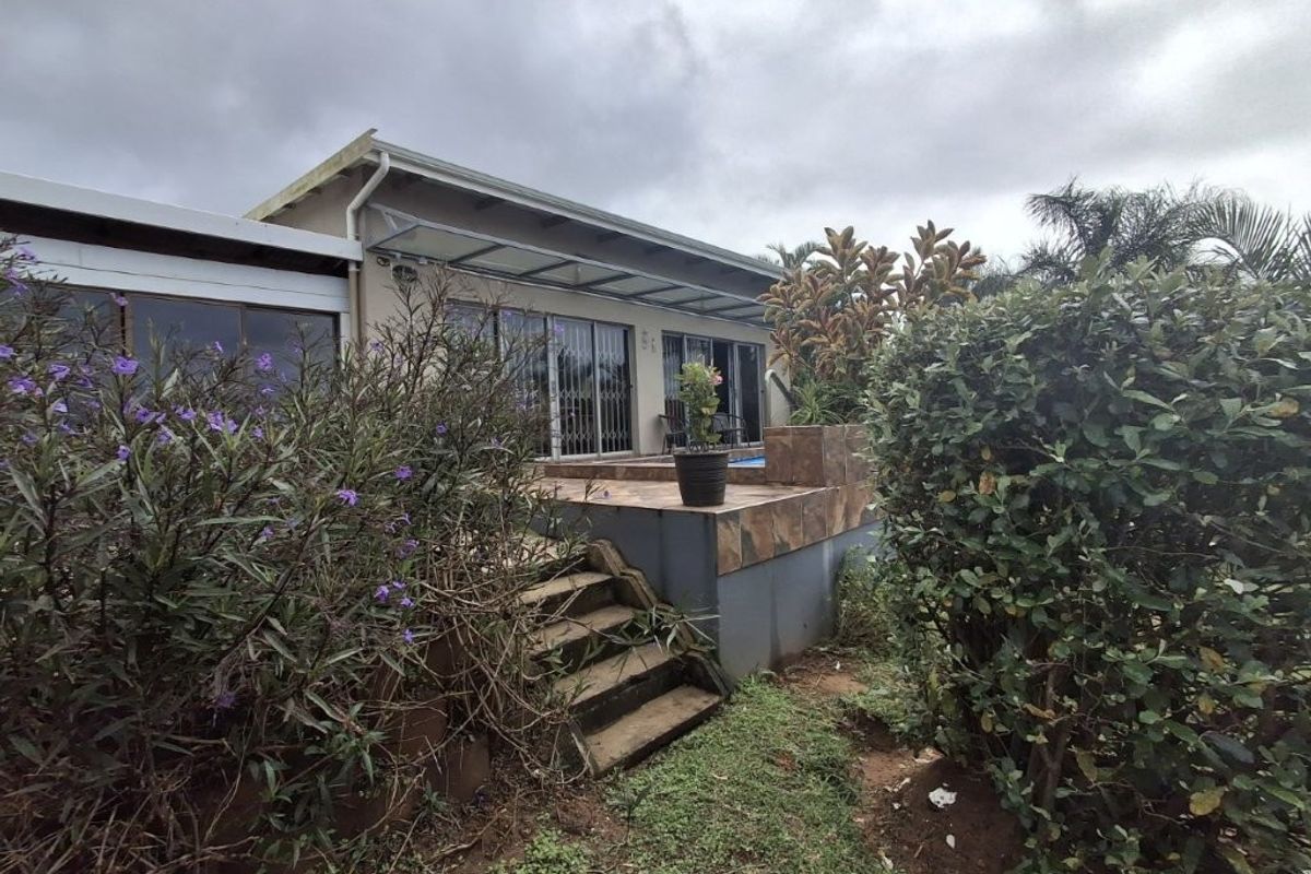 Opportunity Just knocked!!! Spacious Family Home - An Entertainer’s Delight - With 3 Income Generating Flatlets .. - Photo 3