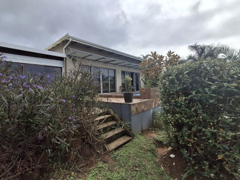 Opportunity Just knocked!!! Spacious Family Home - An Entertainer’s Delight - With 3 Income Generating Flatlets .. - Photo 3