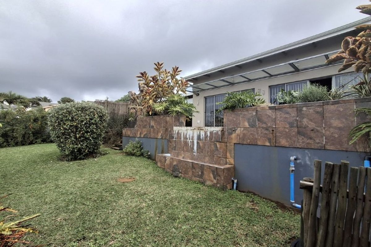 Opportunity Just knocked!!! Spacious Family Home - An Entertainer’s Delight - With 3 Income Generating Flatlets .. - Photo 4