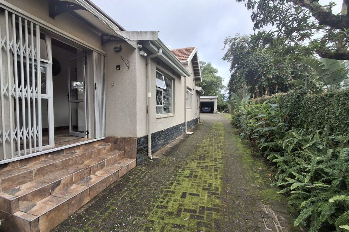 Opportunity Just knocked!!! Spacious Family Home - An Entertainer’s Delight - With 3 Income Generating Flatlets .. - Photo 5