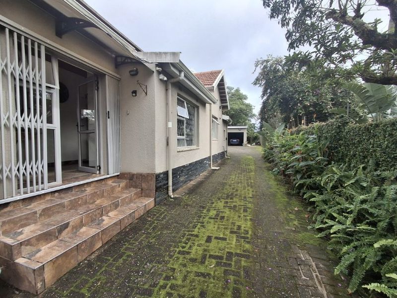 Opportunity Just knocked!!! Spacious Family Home - An Entertainer’s Delight - With 3 Income Generating Flatlets .. - Photo 5