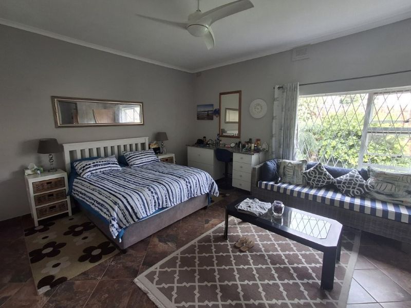 Opportunity Just knocked!!! Spacious Family Home - An Entertainer’s Delight - With 3 Income Generating Flatlets .. - Photo 9