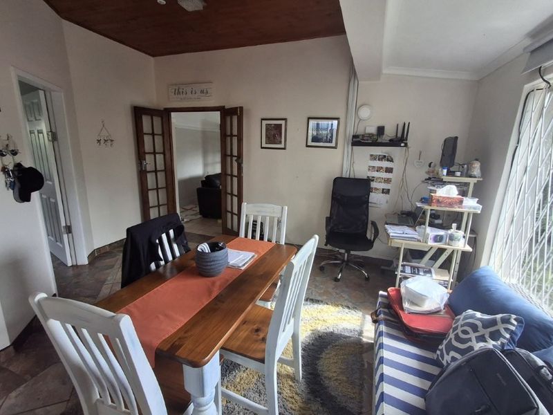 Opportunity Just knocked!!! Spacious Family Home - An Entertainer’s Delight - With 3 Income Generating Flatlets .. - Photo 8