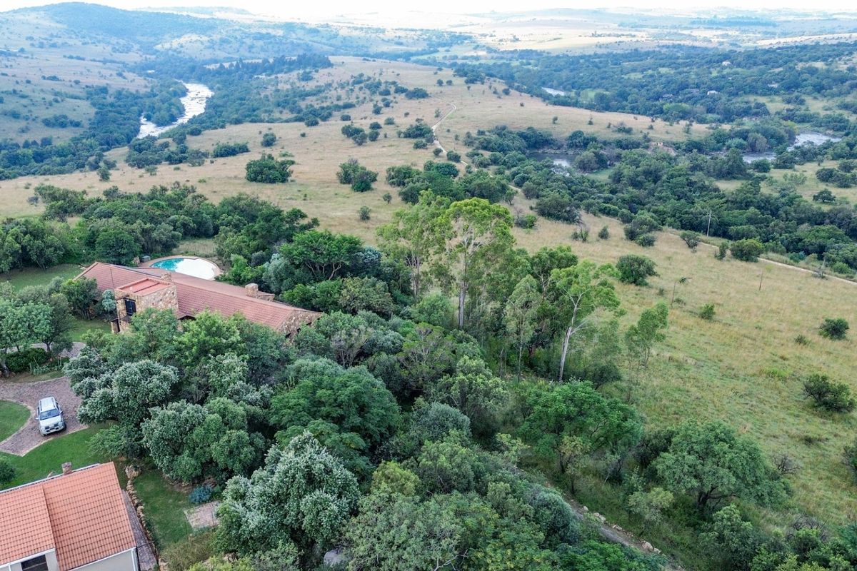 Stunning Hilltop Home, just 4.5 km from Lanseria Airport  - Photo 3