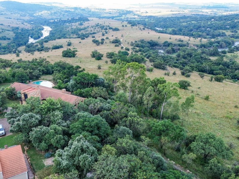 Stunning Hilltop Home, just 4.5 km from Lanseria Airport  - Photo 3