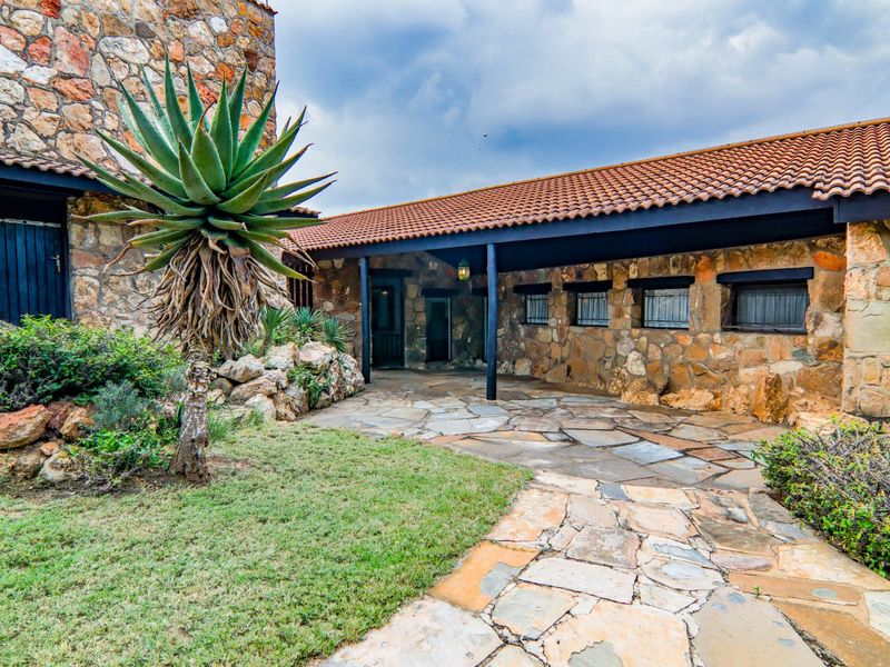 Stunning Hilltop Home, just 4.5 km from Lanseria Airport  - Photo 9