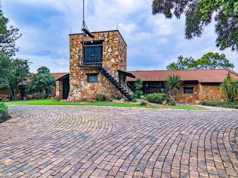 Stunning Hilltop Home, just 4.5 km from Lanseria Airport  - Photo 8
