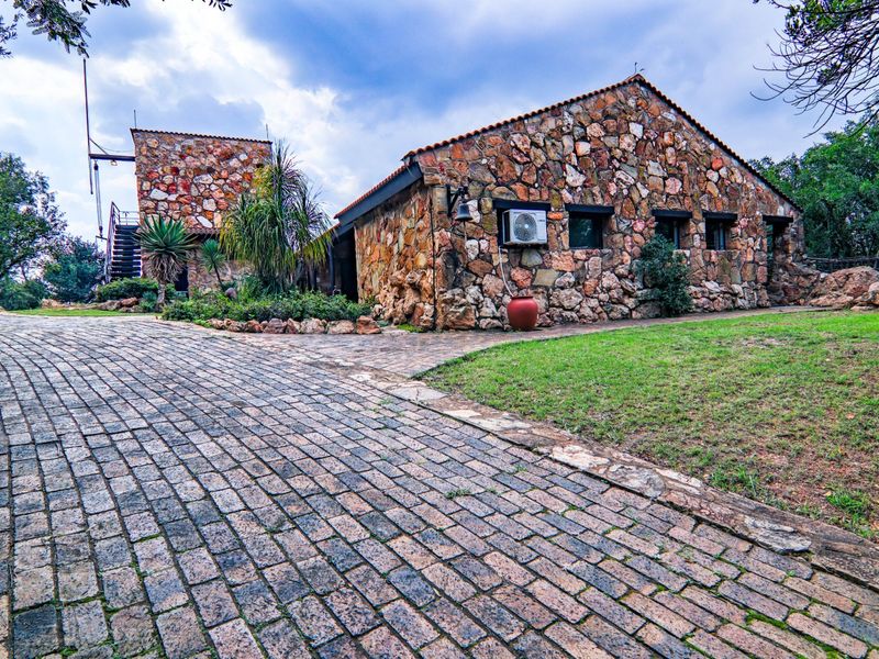 Stunning Hilltop Home, just 4.5 km from Lanseria Airport  - Photo 7