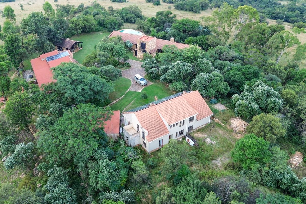 Stunning Hilltop Home, just 4.5 km from Lanseria Airport  - Photo 5