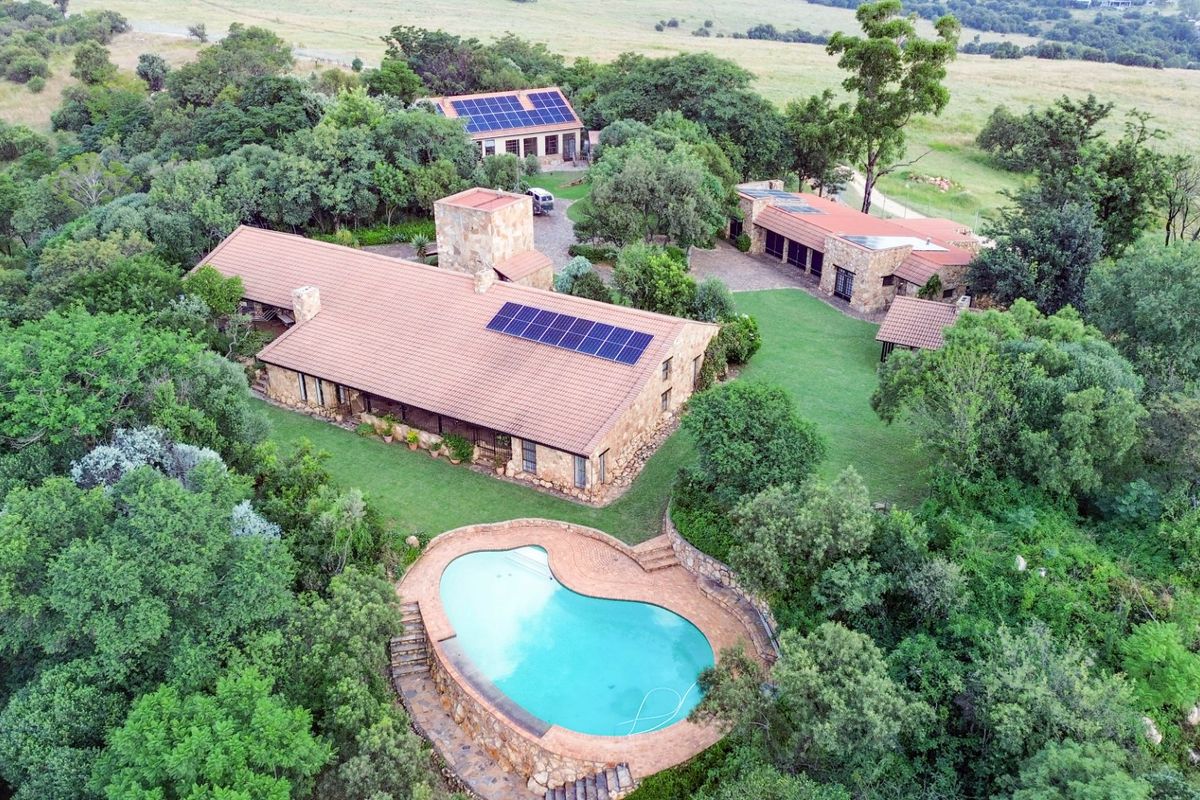 Stunning Hilltop Home, just 4.5 km from Lanseria Airport  - Photo 2