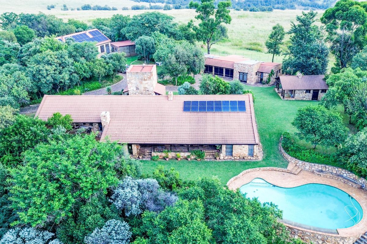 Stunning Hilltop Home, just 4.5 km from Lanseria Airport  - Photo 4