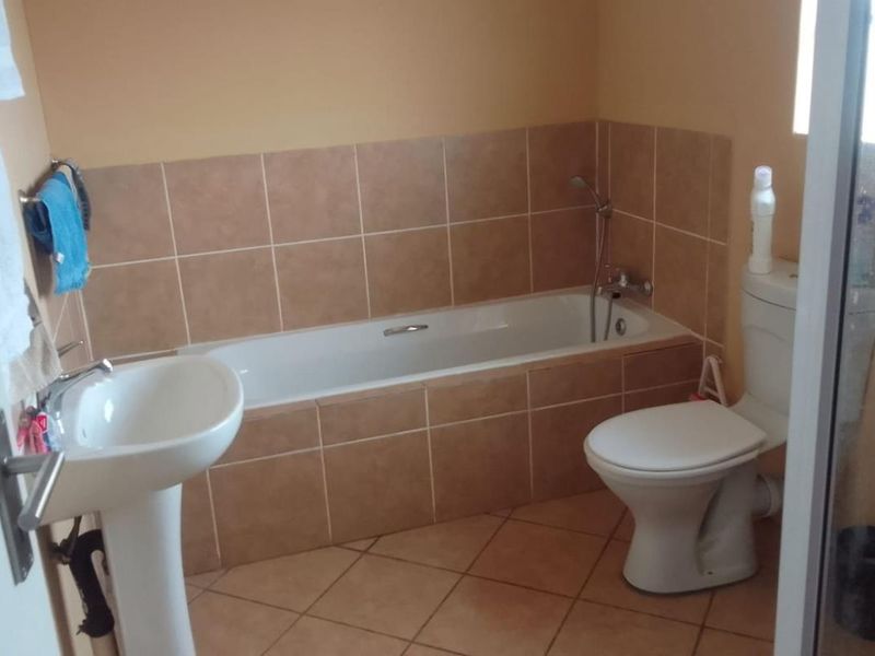 4 Bedroom House in Blue Hills Extension 32 for sale - Photo 4