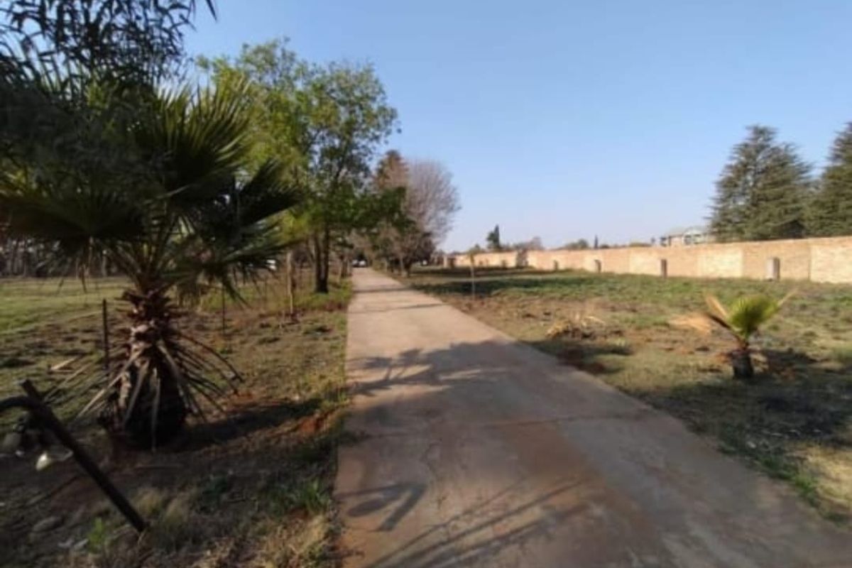 Dream Farm Retreat with Elegant Home, Granny Flat & Pool  - Photo 2