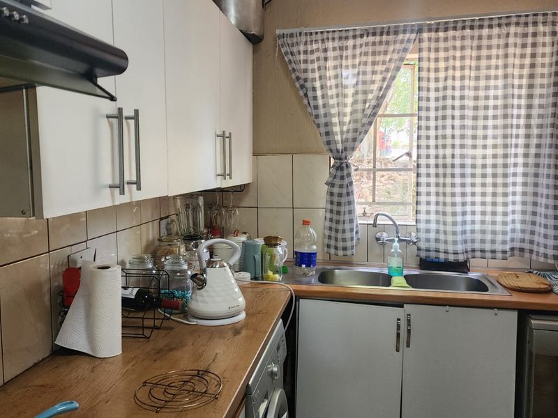STUNNING GROUND FLOOR UNIT UP FOR GRABS - Photo 6