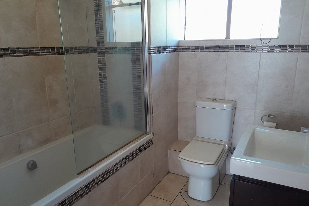 1.5 Bedroom Apartment For Sale in Bedford Gardens - Photo 5