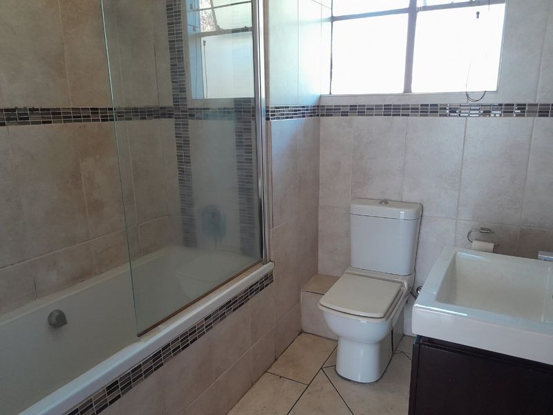 1.5 Bedroom Apartment For Sale in Bedford Gardens - Photo 5