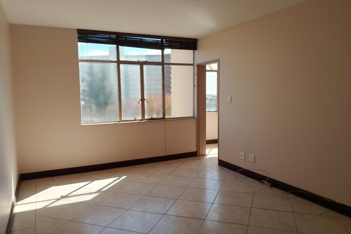 1.5 Bedroom Apartment For Sale in Bedford Gardens - Photo 2