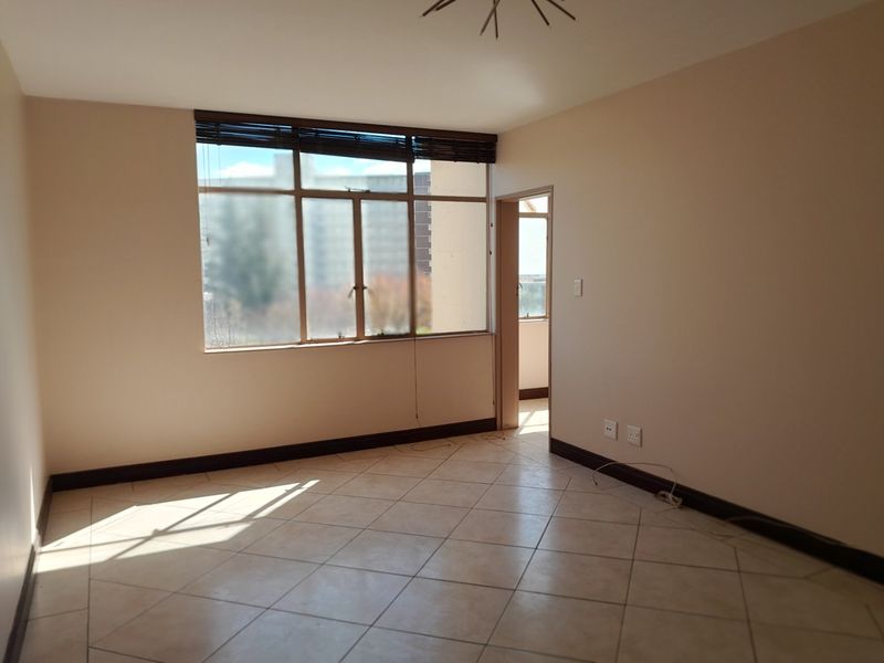 1.5 Bedroom Apartment For Sale in Bedford Gardens - Photo 2