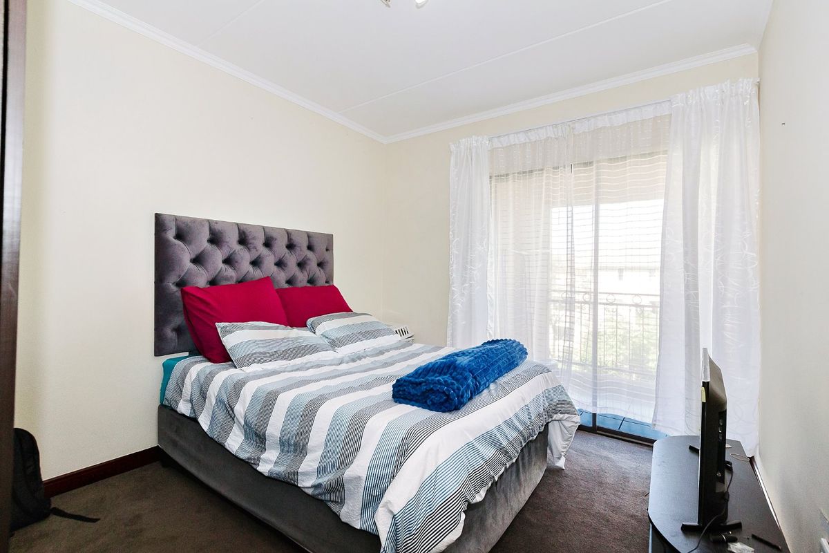 Charming 1 bedroom apartment in popular complex - Photo 4