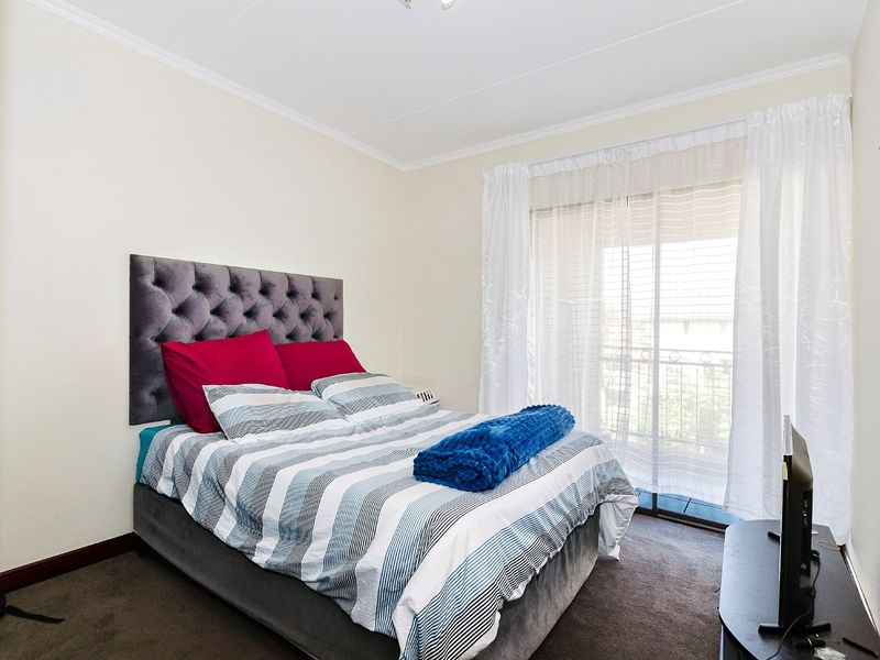 Charming 1 bedroom apartment in popular complex - Photo 4