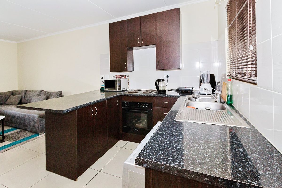 Charming 1 bedroom apartment in popular complex - Photo 3