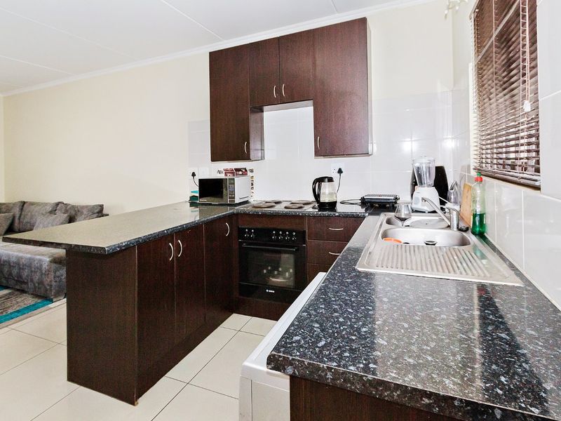 Charming 1 bedroom apartment in popular complex - Photo 3