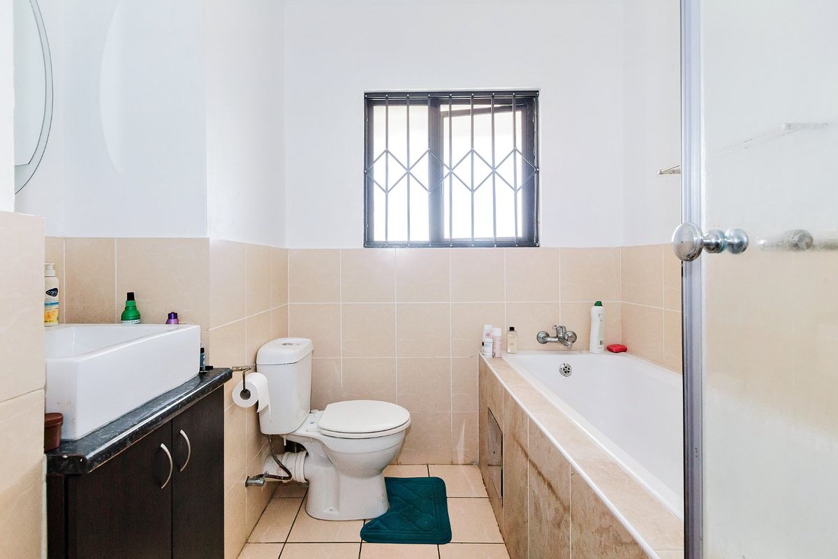 Charming 1 bedroom apartment in popular complex - Photo 5