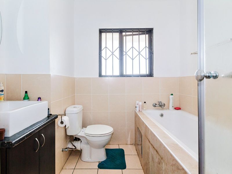 Charming 1 bedroom apartment in popular complex - Photo 5