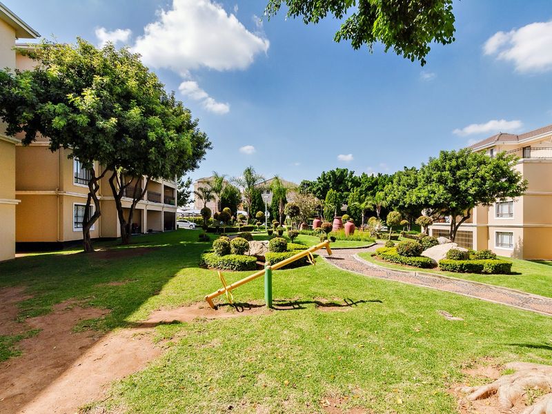 Charming 1 bedroom apartment in popular complex - Photo 8