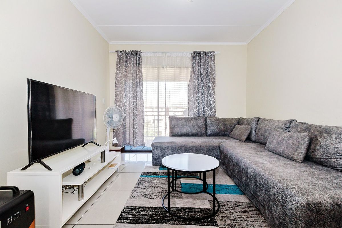 Charming 1 bedroom apartment in popular complex - Photo 2