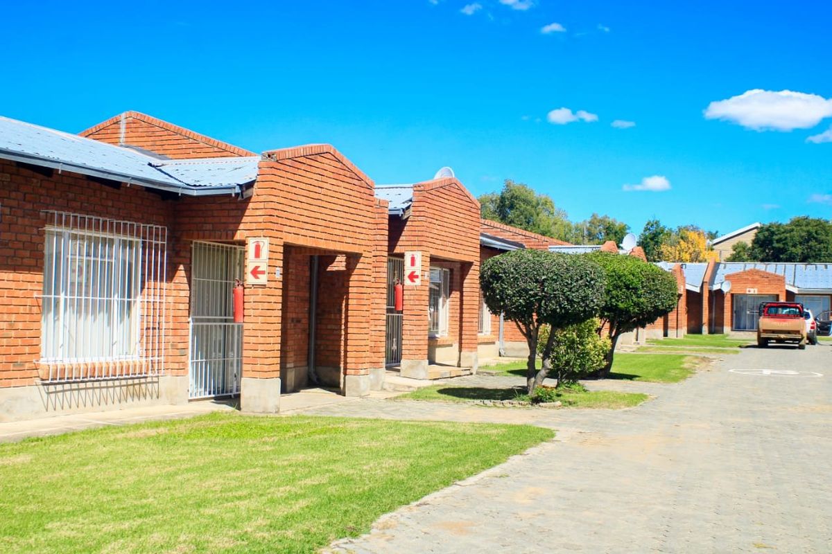 Lovely 2 bedroom Town house for sale.  Ideal for first time home-owners or starter-up families. - Photo 2