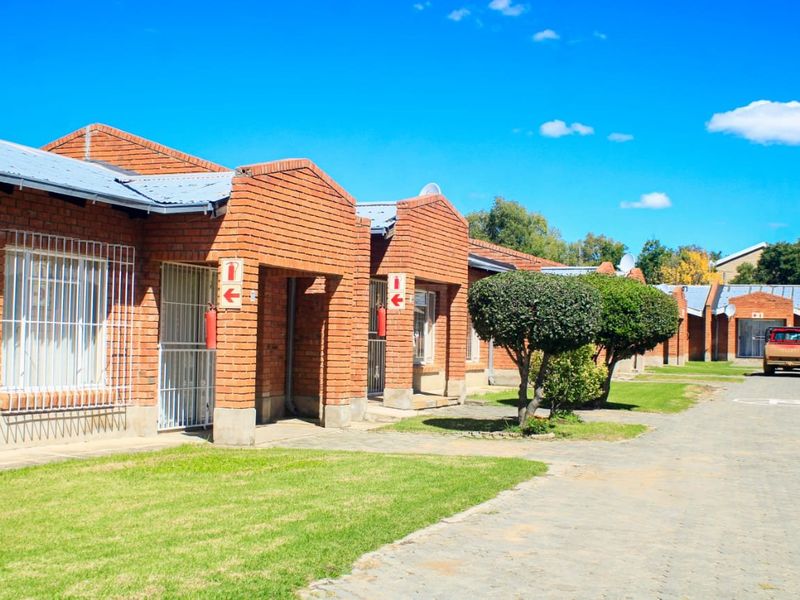 Lovely 2 bedroom Town house for sale.  Ideal for first time home-owners or starter-up families. - Photo 2