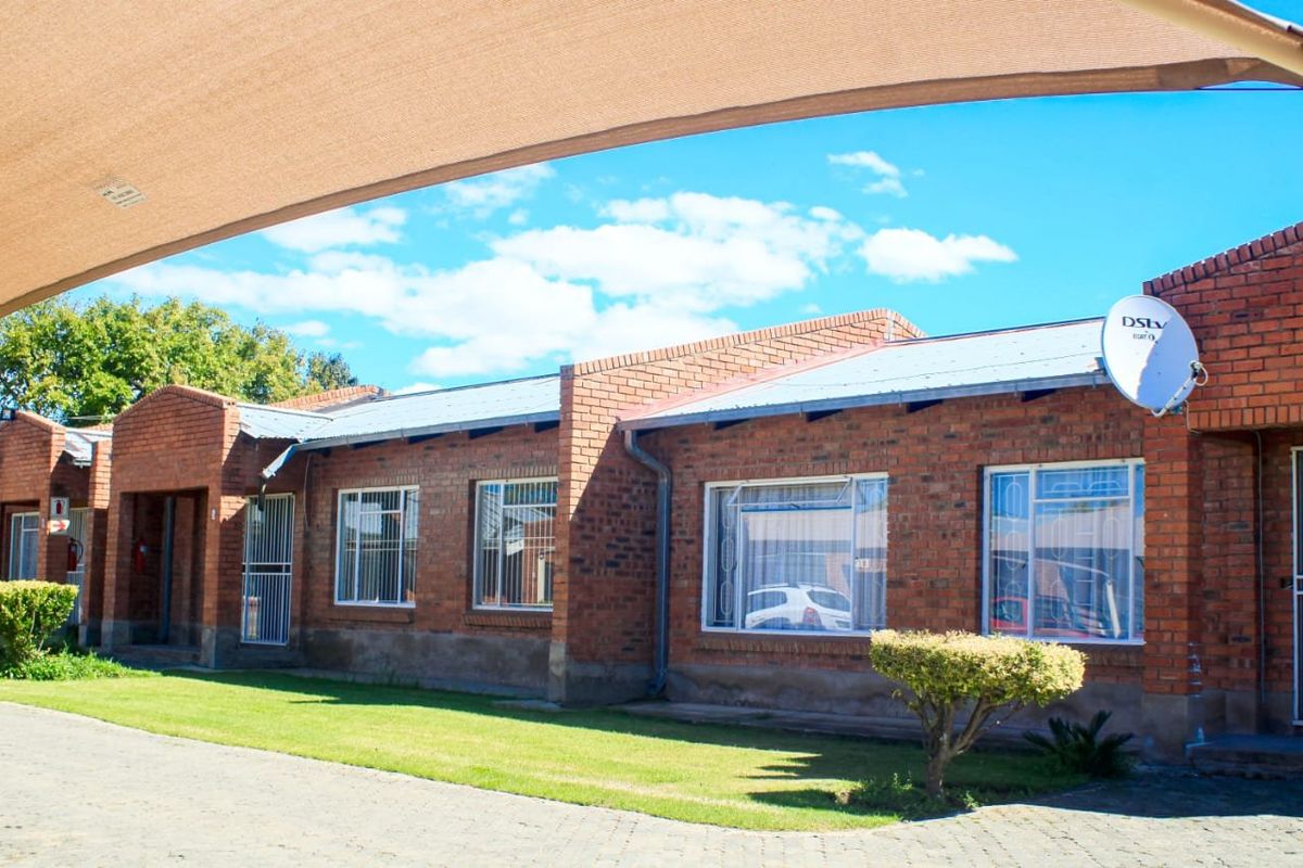 Lovely 2 bedroom Town house for sale.  Ideal for first time home-owners or starter-up families. - Photo 4