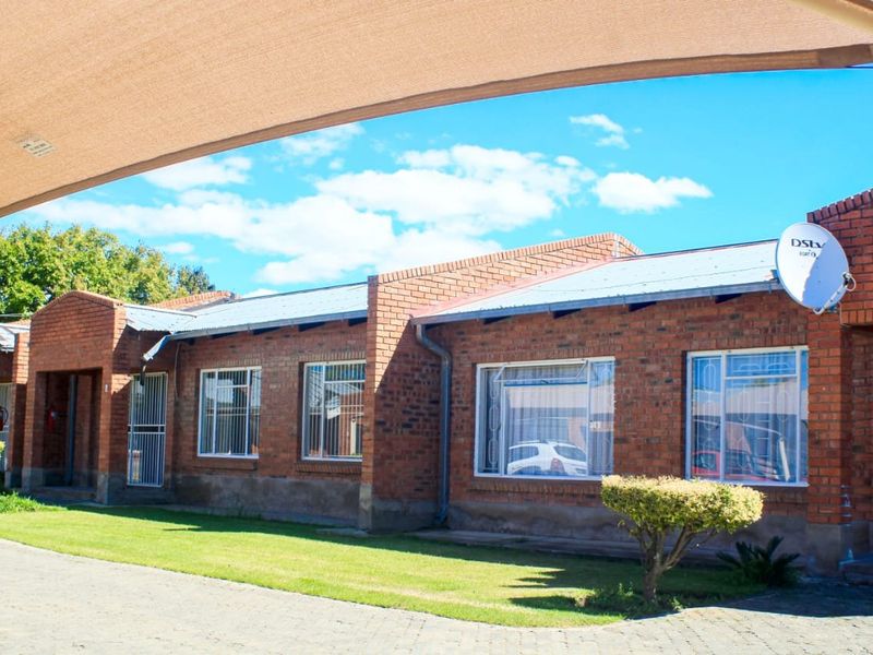 Lovely 2 bedroom Town house for sale.  Ideal for first time home-owners or starter-up families. - Photo 4