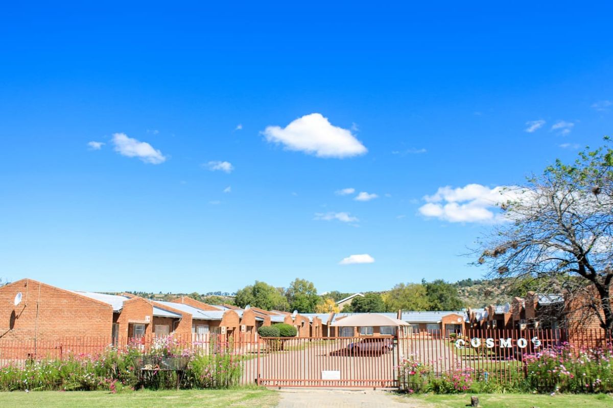 Lovely 2 bedroom Town house for sale.  Ideal for first time home-owners or starter-up families. - Photo 5