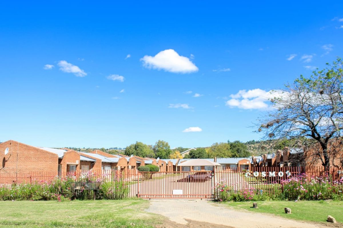 Lovely 2 bedroom Town house for sale.  Ideal for first time home-owners or starter-up families. - Photo 3