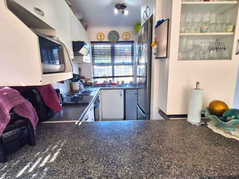 Light-Filled 2-Bedroom Freestanding Corner Home in Viking Close – Secure, Pet-Friendly Living with Great Outdoor Space - Photo 5