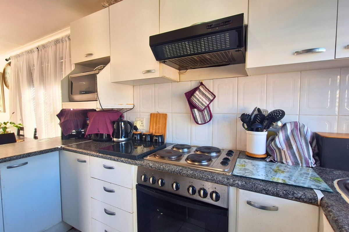 Light-Filled 2-Bedroom Freestanding Corner Home in Viking Close – Secure, Pet-Friendly Living with Great Outdoor Space - Photo 3